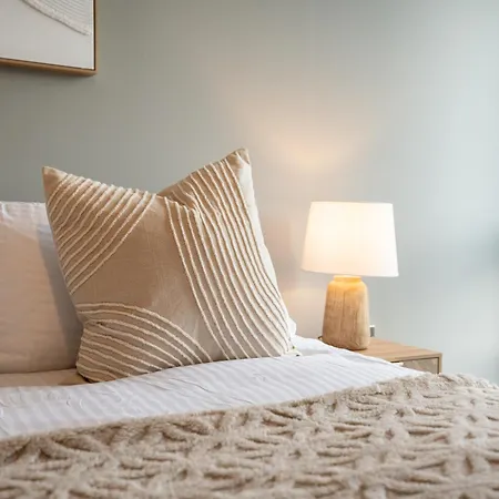Modern 2br With Balcony - Sleeps 8 ليدز