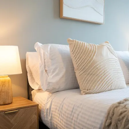 Modern 2br With Balcony - Sleeps 8