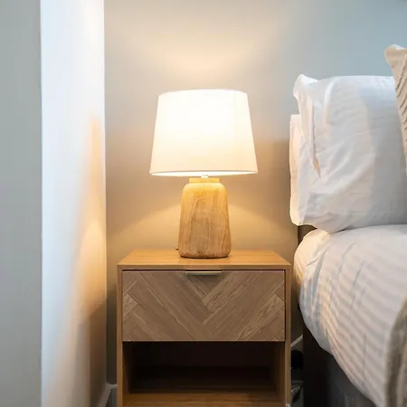 Modern 2br With Balcony - Sleeps 8 Lägenhet *