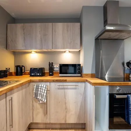 Modern 2br With Balcony - Sleeps 8 * ليدز