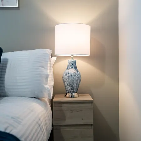 Modern 2br With Balcony - Sleeps 8