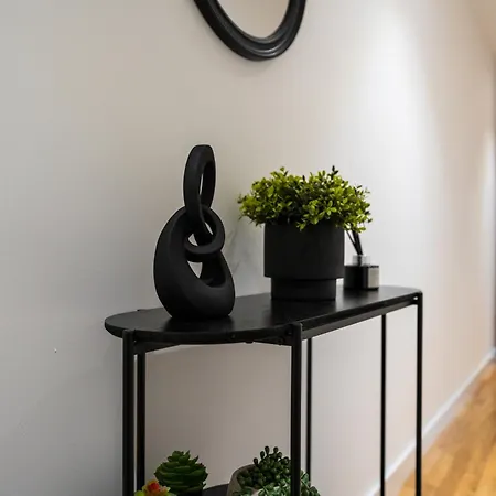 Modern 2br With Balcony - Sleeps 8 ليدز