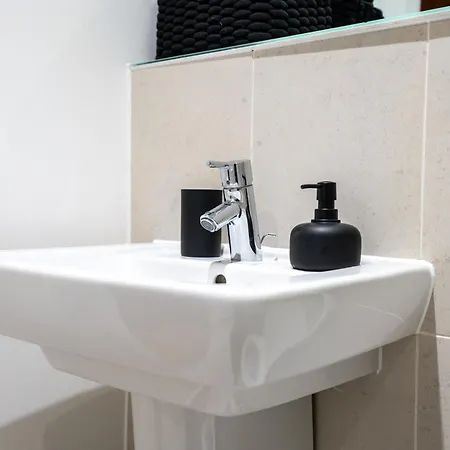 Modern 2br With Balcony - Sleeps 8 Lägenhet