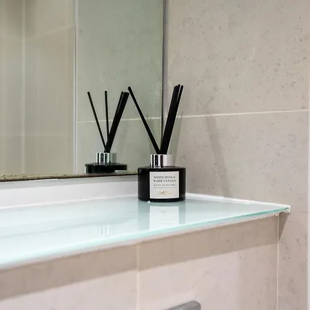 Modern 2br With Balcony - Sleeps 8 Lägenhet *