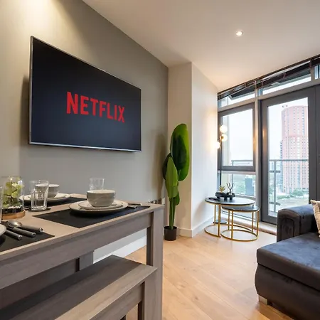 Modern 2br With Balcony - Sleeps 8