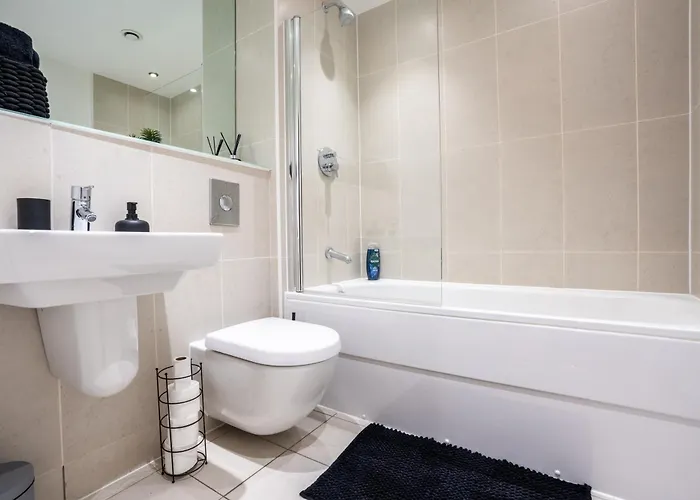 Апартаменты Modern 2br With Balcony - Sleeps 8