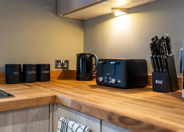 Modern 2br With Balcony - Sleeps 8