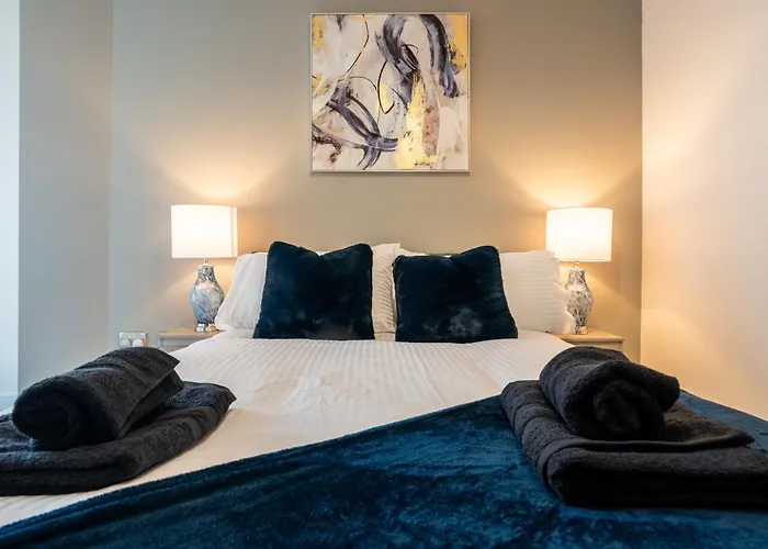 Modern 2br With Balcony - Sleeps 8 Лидс