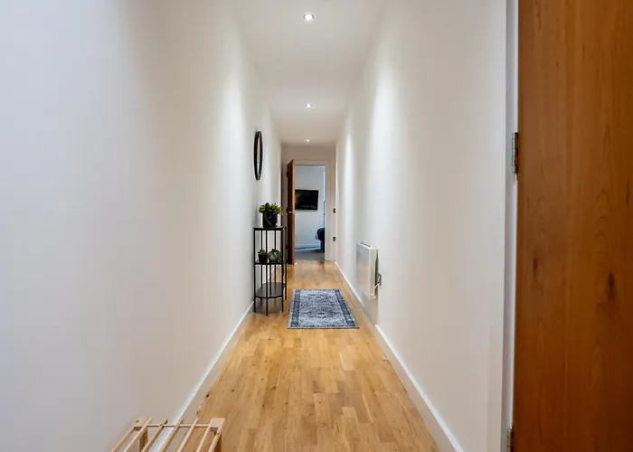 Modern 2br With Balcony - Sleeps 8 * Лидс