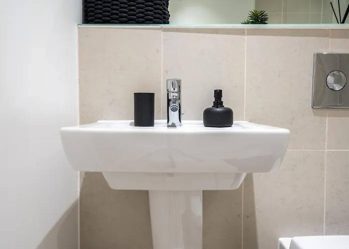 Апартаменты Modern 2br With Balcony - Sleeps 8