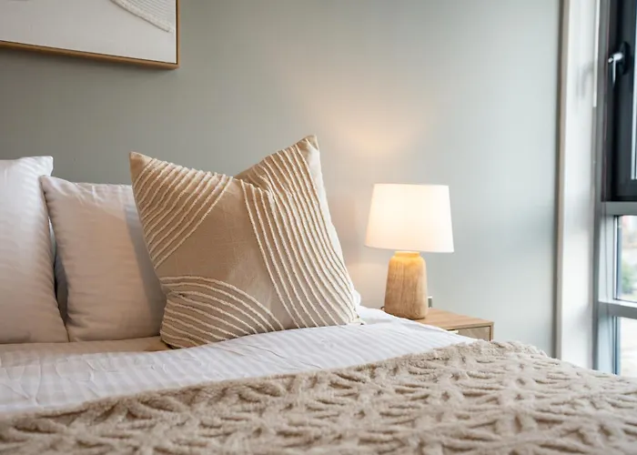 Modern 2br With Balcony - Sleeps 8 Лидс