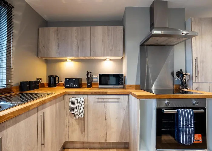 Modern 2br With Balcony - Sleeps 8 * Лидс