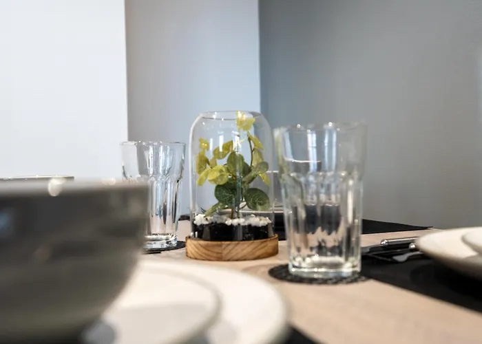 Modern 2br With Balcony - Sleeps 8 * Лидс