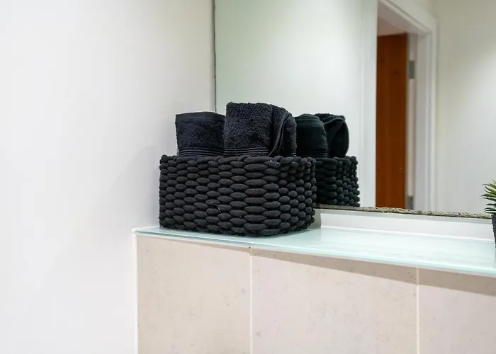 Апартаменты Modern 2br With Balcony - Sleeps 8 Лидс