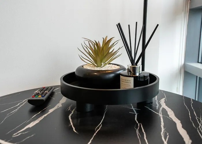 Modern 2br With Balcony - Sleeps 8 * Лидс