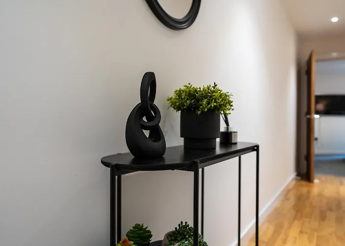 Modern 2br With Balcony - Sleeps 8 Лидс