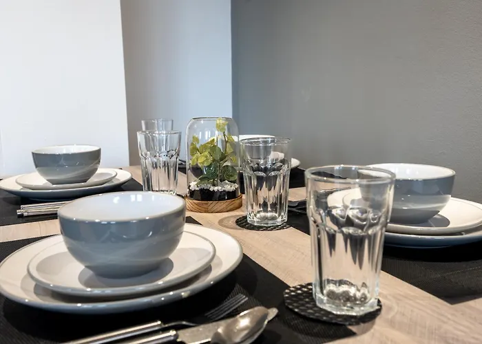 Modern 2br With Balcony - Sleeps 8 *