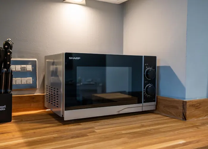 Апартаменты Modern 2br With Balcony - Sleeps 8